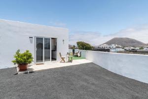 a white house with a balcony with a view at Casa Majina in El Islote