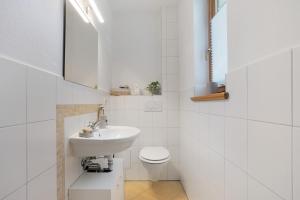 ein weißes Badezimmer mit Waschbecken und Toilette in der Unterkunft Spreequartier in Malschwitz + 22 Fotos