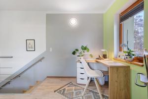 ein Heimbüro mit Schreibtisch und Treppe in der Unterkunft Spreequartier in Malschwitz