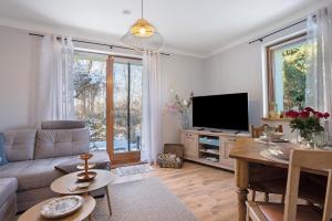 ein Wohnzimmer mit Sofa und Fernseher in der Unterkunft Spreequartier in Malschwitz