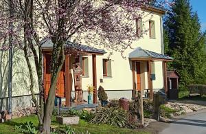 ein Haus mit einer Statue davor in der Unterkunft Spreequartier in Malschwitz