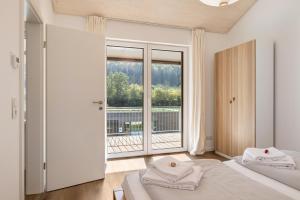 ein Schlafzimmer mit zwei Betten und einem großen Fenster in der Unterkunft Nadou in Beuron + 104 Fotos