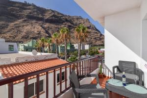 a balcony with a view of a mountain at Orion Beach in Puerto
