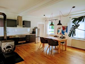 a kitchen with a table with chairs and a stove at Ferienwohnung Lichtenstein in Lichtenstein