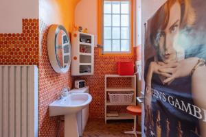 a bathroom with a large poster of a woman at La Closerie du Cassereau in Vernou-sur-Brenne +25 photos