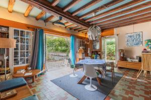 a living room with a table and a couch at La Closerie du Cassereau in Vernou-sur-Brenne