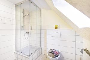 a bathroom with a shower and a toilet at Ferienwohnung Für Monteure in Templin +20 photos