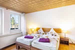 a bedroom with a large bed with purple pillows at Ferienwohnung Für Monteure in Templin
