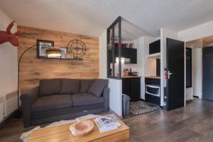 a living room with a couch and a table at 2 alpes in Les Deux Alpes