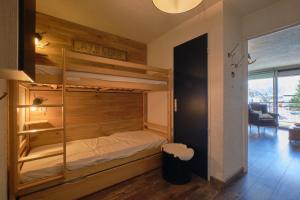 a bedroom with bunk beds in a room at 2 alpes in Les Deux Alpes