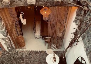 an overhead view of a room with a table and chairs at Heart Ferienwohnungen Frida I Kahlo in Vogtsburg
