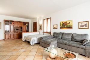 a living room with a couch and a table at La Casa nel Verde in Altopascio