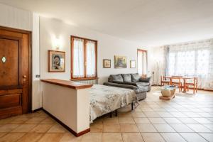 a living room with a bed and a couch at La Casa nel Verde in Altopascio
