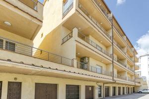 a building with a balcony on the side of it at Apartamento la Siesta in L'Escala