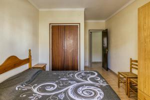 a bedroom with a bed and a wooden door at Apartamento la Siesta in L'Escala