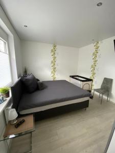 a bedroom with a bed and a couch in a room at Ferienwohnung Auf dem Hohm in Holssel