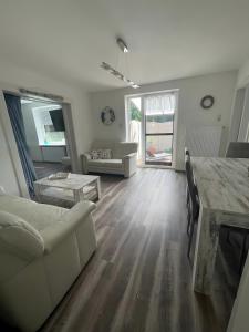 a living room with a couch and a table at Ferienwohnung Auf dem Hohm in Holssel