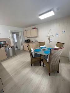 a kitchen and dining room with a table and chairs at Ferienwohnung Auf dem Hohm in Holssel +14 photos