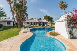 a swimming pool in a yard with a house at Casa 4 P en Complejo Binisafua in Binisafua