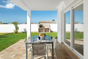a table and chairs on the patio of a house at Casa Maria Jose in Cádiz