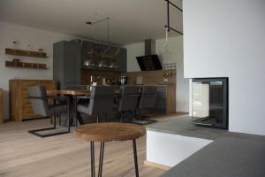 een keuken en eetkamer met een tafel en stoelen bij Bramsauerhof in Faistenau