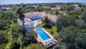 an aerial view of a house with a swimming pool at Quinta Quinze in Boliqueime