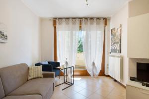 a living room with a couch and a window at Casa Rosada Monza Autodromo in Nova Milanese