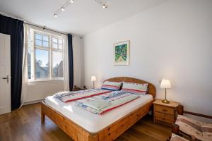 a bedroom with a bed and a window at Haus Übersee Wohnung Timbuktu in Travemünde