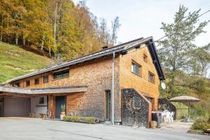 a brick house with a garage and an umbrella at Ferienhaus am Berg in Hirschau