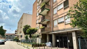 a building on a street with a car parked next to it at A casa di Deborah in Padova