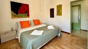 a bedroom with a bed with orange pillows on it at A casa di Deborah in Padova