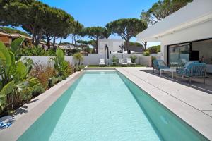 a swimming pool in the backyard of a house at Lola Sea Villa in Novo Sancti Petri