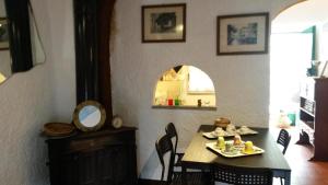 a dining room with a table and a mirror at Altrove - a due passi da Chiavari in Ne