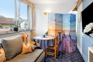a living room with a couch and a table at Flair Ferienwohnung Lilie in Stockach