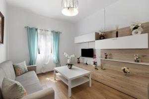 a living room with a couch and a table at Casa Verdelho in Palmela