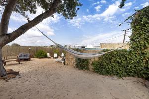 a hammock hanging from a tree in a yard at Casa Verdelho in Palmela