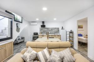 a living room with a couch and a table at Apartamento Tom-Isi in Rota