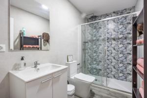 a bathroom with a shower and a toilet and a sink at Apartamento Tom-Isi in Rota +15 photos