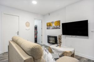 a living room with a couch and a flat screen tv at Apartamento Tom-Isi in Rota