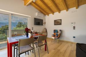 a kitchen and dining room with a table and chairs at Casa Titi in Malcesine