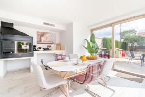 a white dining room with a table and chairs at Ca na Rossa in Sineu