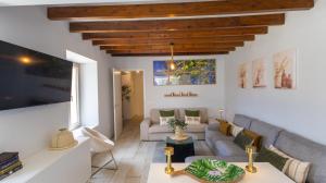 a living room with a couch and a tv at Ca na Rossa in Sineu