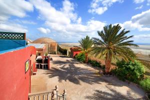 a view of a house with palm trees in the distance at Finca Tropical in Ingenio