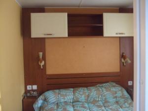 a headboard of a bed in a room at Mobilhome Topaze in Puget-sur-Argens