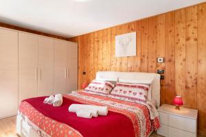 a bedroom with a large bed with towels on it at Maison du coeur - Bien-être in Challand Saint Anselme