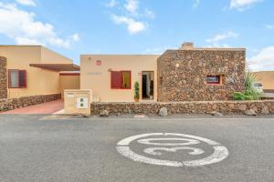 a house with a road sign in front of it at Casa Mavadel in La Oliva