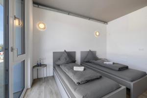 ein Schlafzimmer mit zwei Betten und einem Fenster in der Unterkunft Boardinghouse27 in Dußlingen