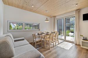 ein Wohnzimmer mit Sofa und einem Tisch mit Stühlen in der Unterkunft Nadou in Beuron