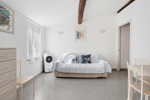 a white room with a white bed in it at Donadelmar2 in Riomaggiore
