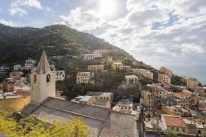 a view of a town with a church and a mountain at Donadelmar2 in Riomaggiore